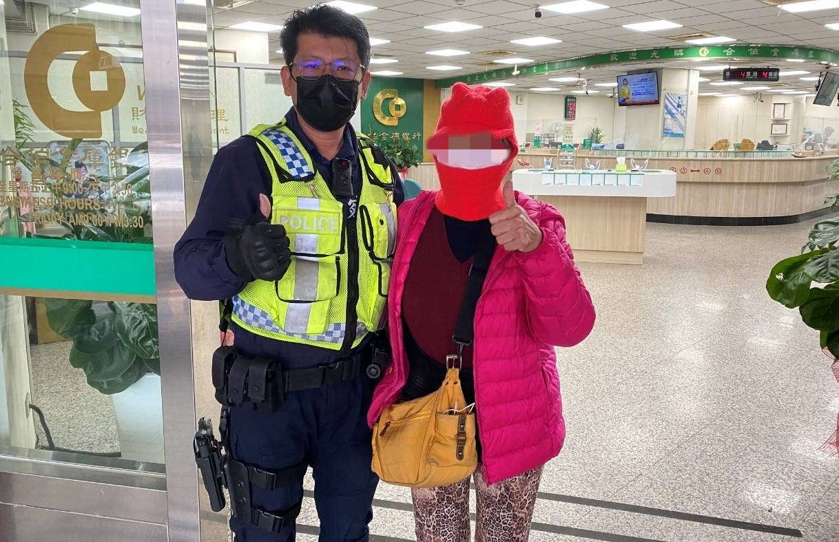 烏日郵局提醒曾婦員警有護鈔服務可以申請，這款服務讓騎腳踏車提款的曾婦相當安心。（圖/記者局雁武翻攝）