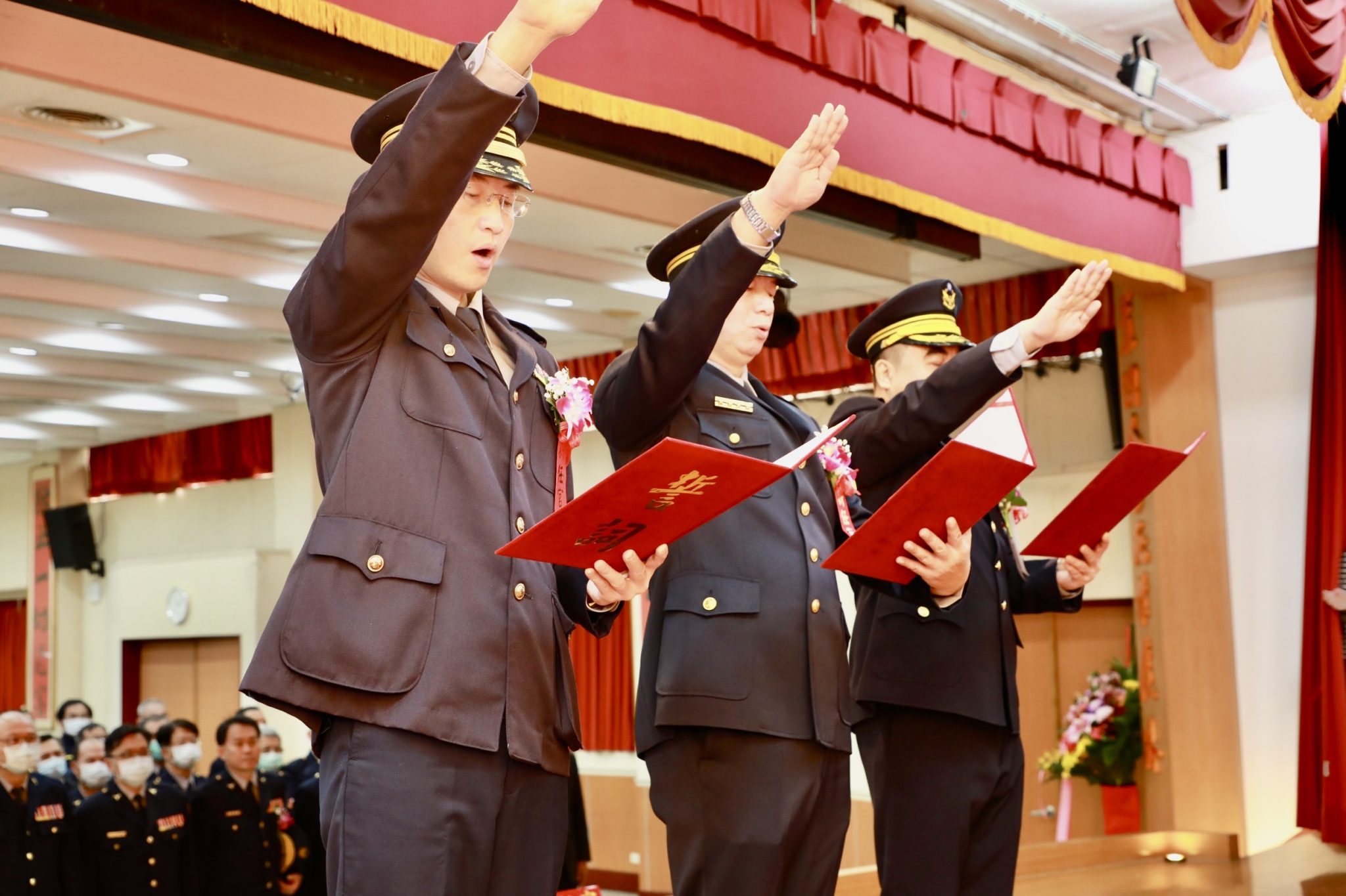 新任分局長聯合交接宣誓就職。（圖/新竹市警察局提供）