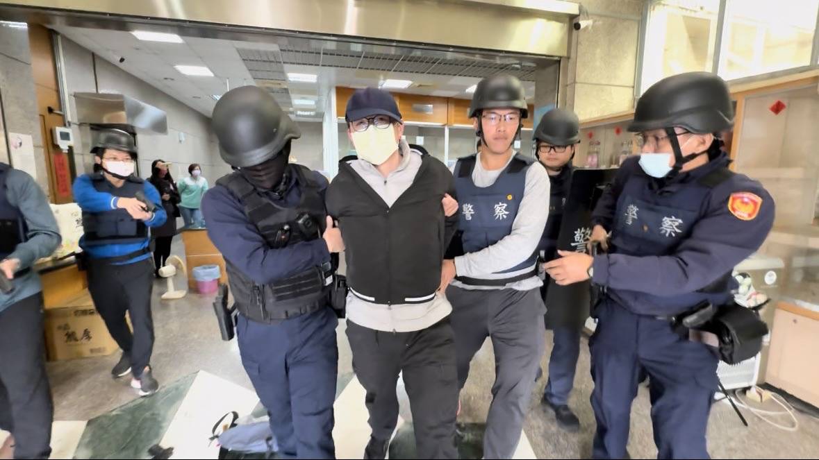湖內警春節防搶演練 過程逼真民眾驚愣不已。〈圖/記者蔡宗武翻攝〉