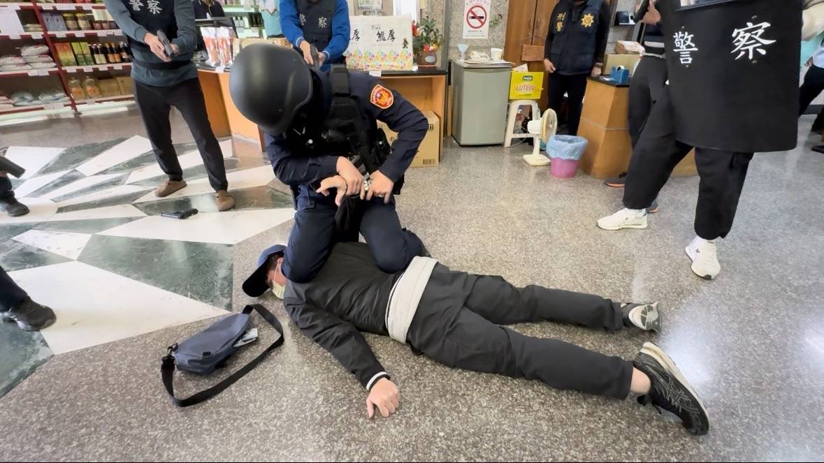 實際演練一場擬真防搶活動，且因過程逼真，一度讓現場民眾驚愣不已。〈圖/記者蔡宗武翻攝〉