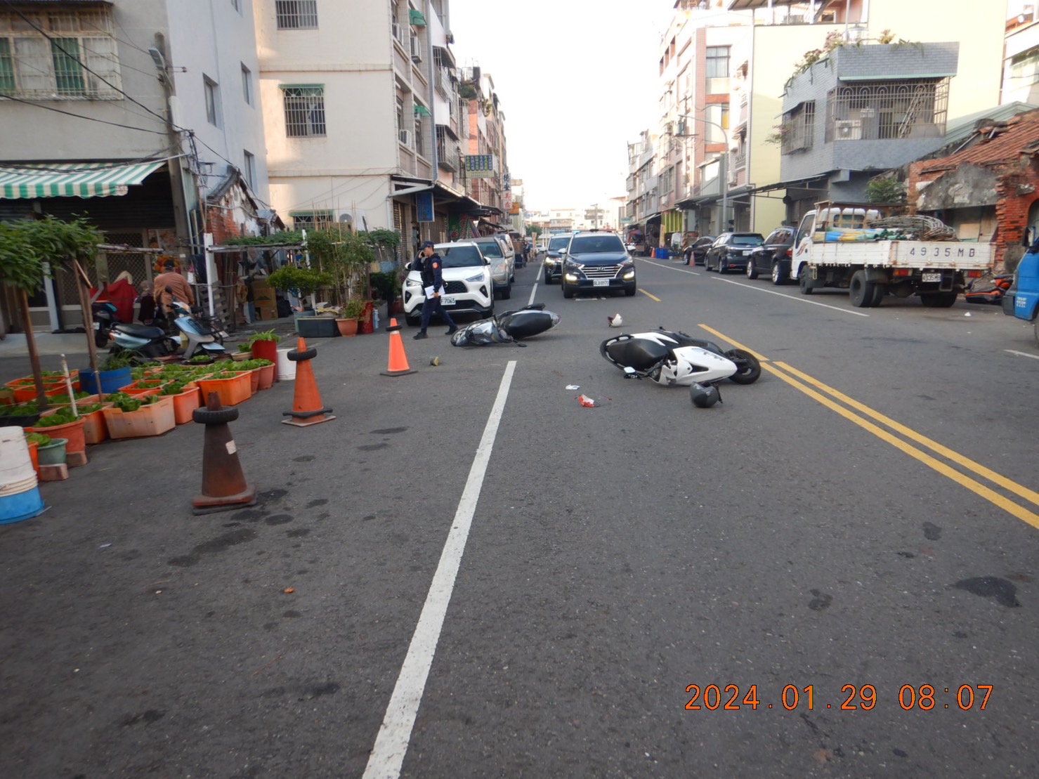 交通事故後不明原因落水 警消人員送醫救護
