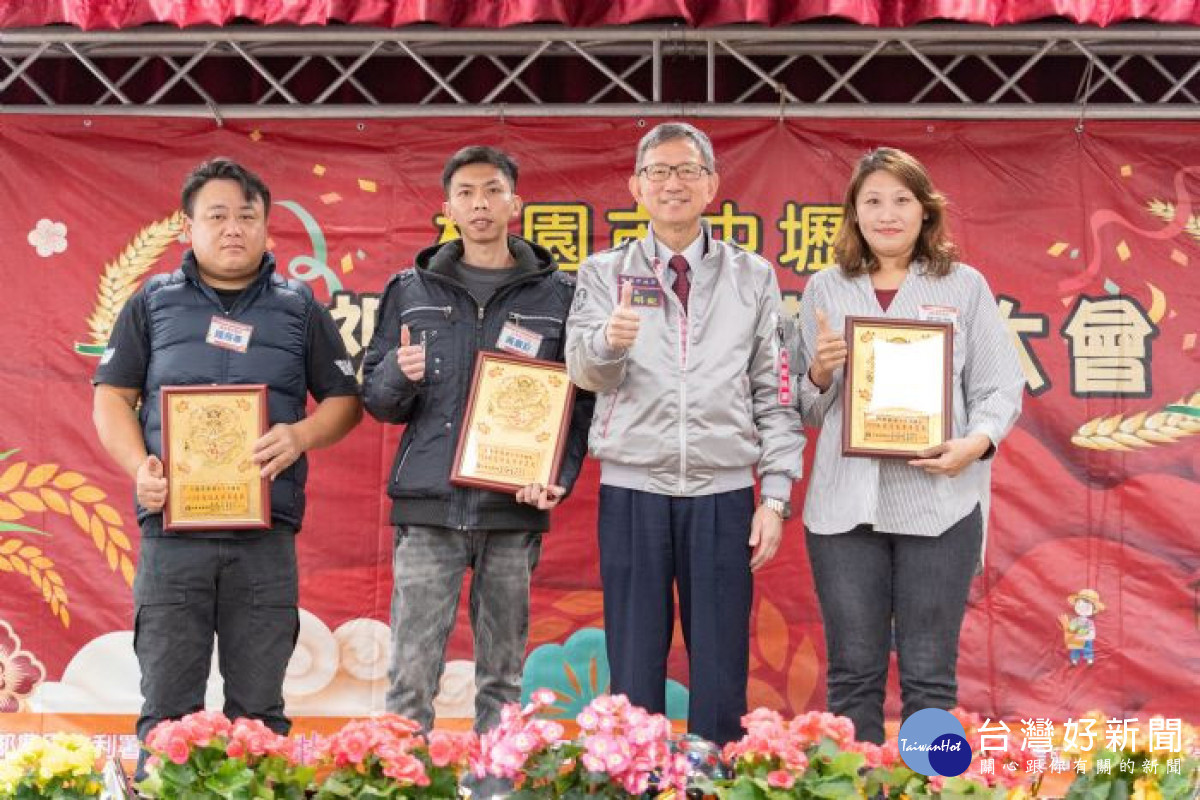 王明鉅表揚優良青年農民。<br /><br />
