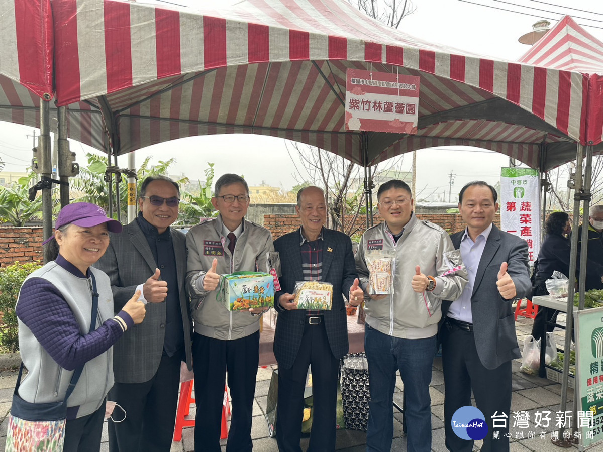 桃園市副市長王明鉅與貴賓一同推銷創新商品。<br /><br />