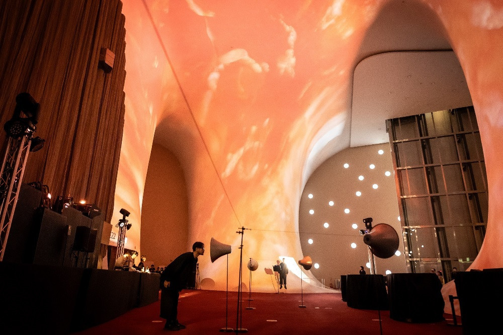 「超維度╳光之曲幕reCONNECT 2024:NEW CANVAS」沉浸式影音展覽。(圖/台中國家歌劇院-超維度)<br /><br />