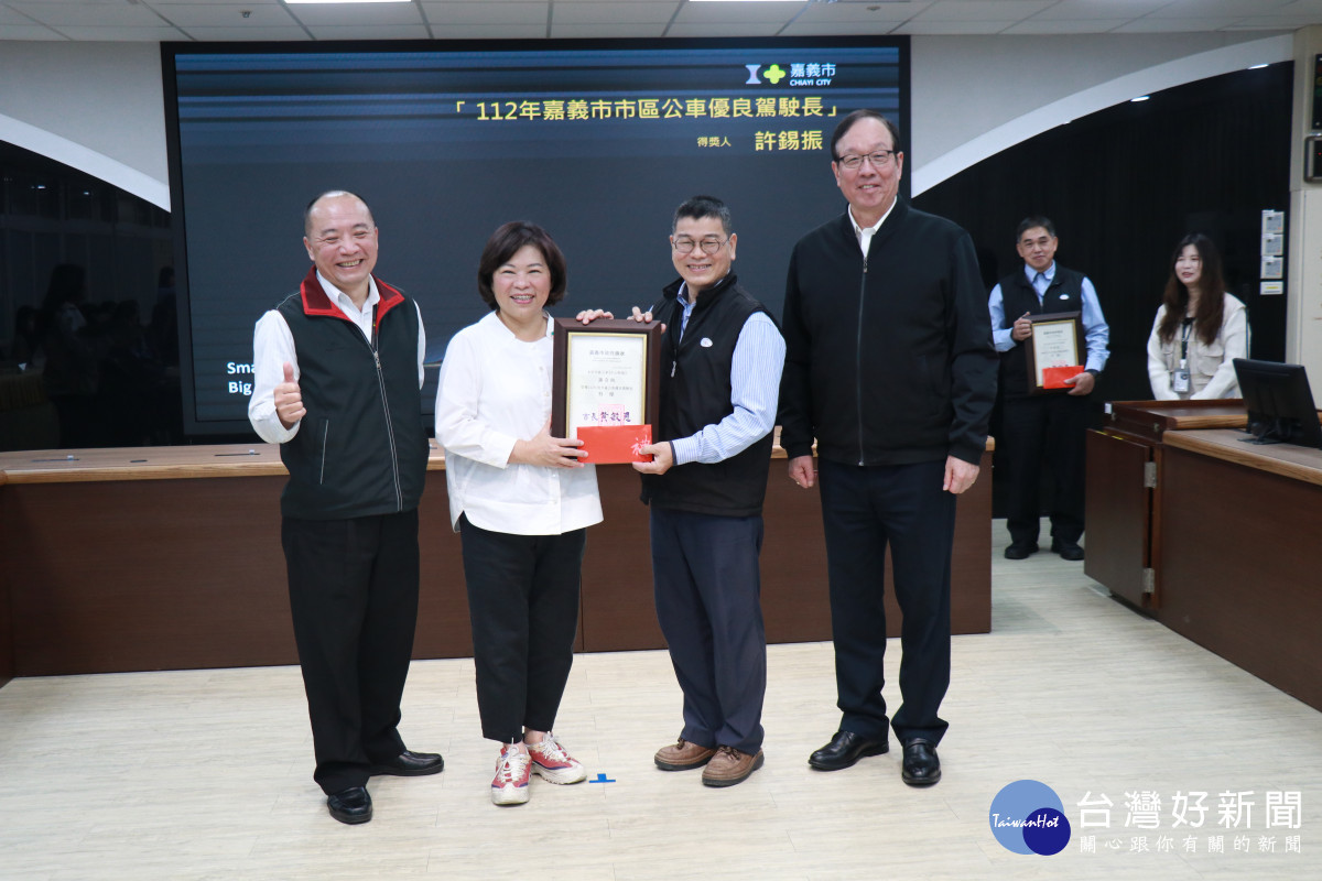 黃敏惠頒獎感謝優良駕駛謝奇典/嘉義市府提供