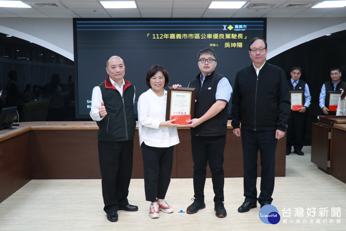 黃敏惠頒獎感謝優良駕駛吳坤陽/嘉義市府提供