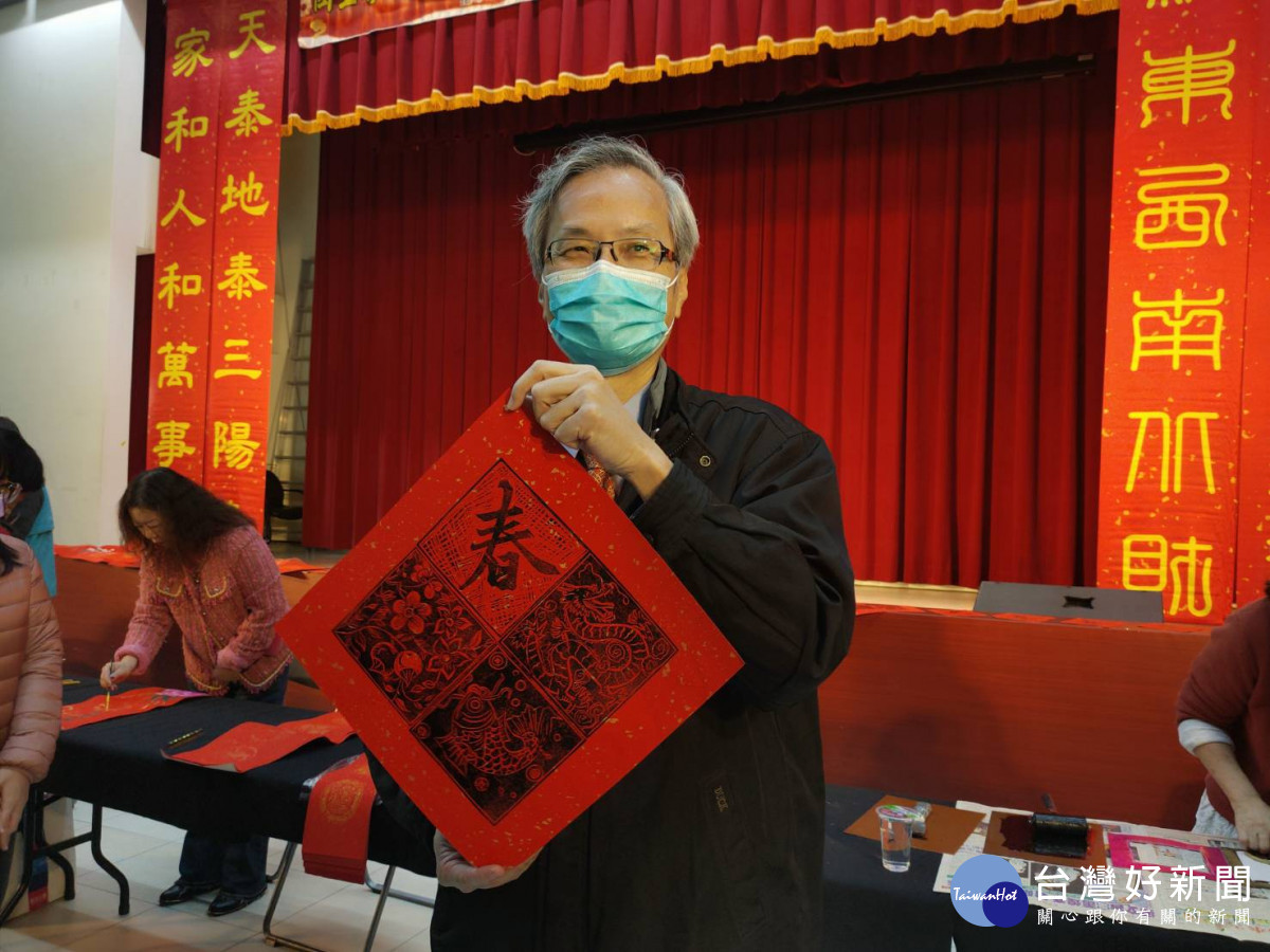 113年度中部四縣市「甲辰年福龍迎祥揮毫」開筆及贈送春聯、年畫活動。圖/記者鄧富珍攝