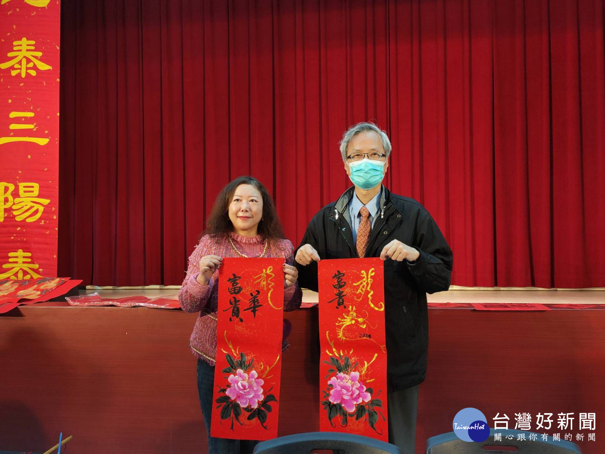 113年度中部四縣市「甲辰年福龍迎祥揮毫」開筆及贈送春聯、年畫活動。圖/記者鄧富珍攝