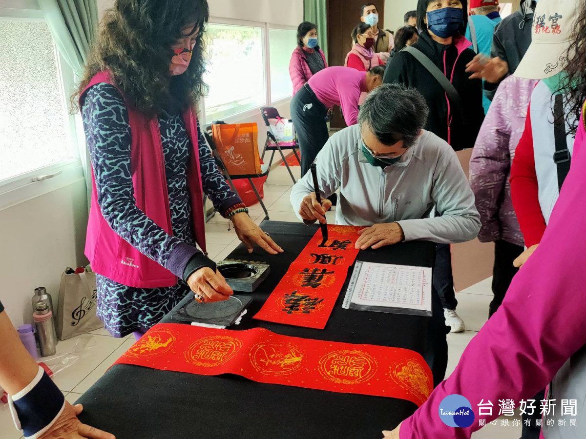 113年度中部四縣市「甲辰年福龍迎祥揮毫」開筆及贈送春聯、年畫活動。圖/記者鄧富珍攝