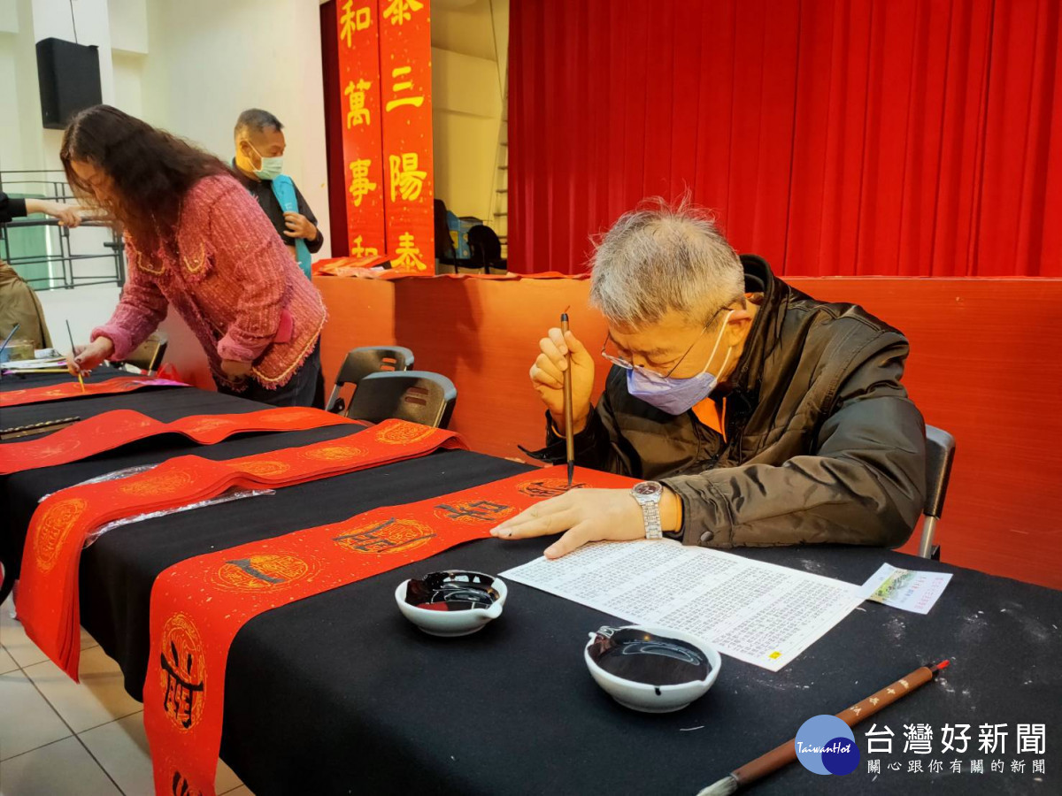 113年度中部四縣市「甲辰年福龍迎祥揮毫」開筆及贈送春聯、年畫活動。圖/記者鄧富珍攝