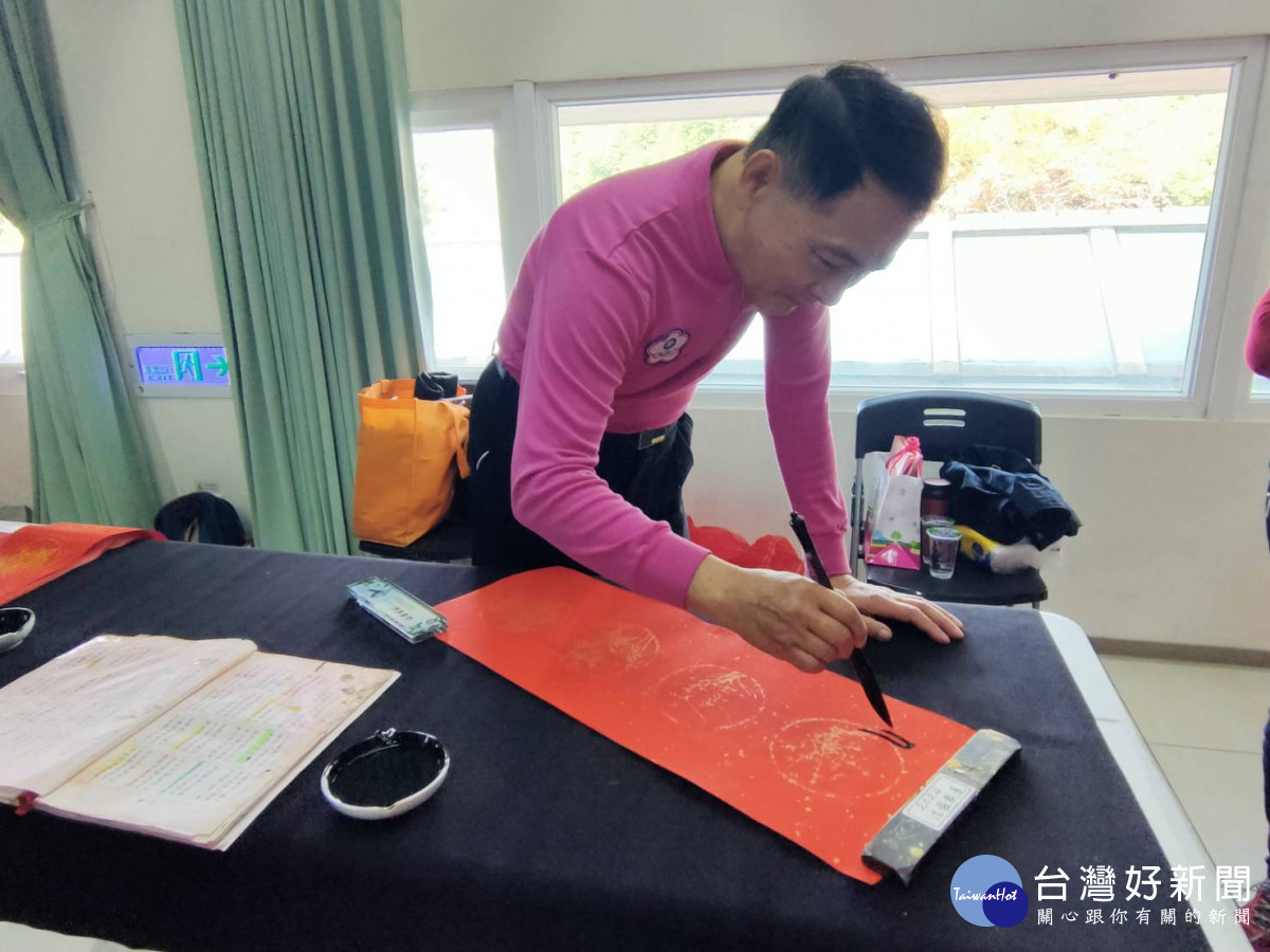 113年度中部四縣市「甲辰年福龍迎祥揮毫」開筆及贈送春聯、年畫活動。圖/記者鄧富珍攝
