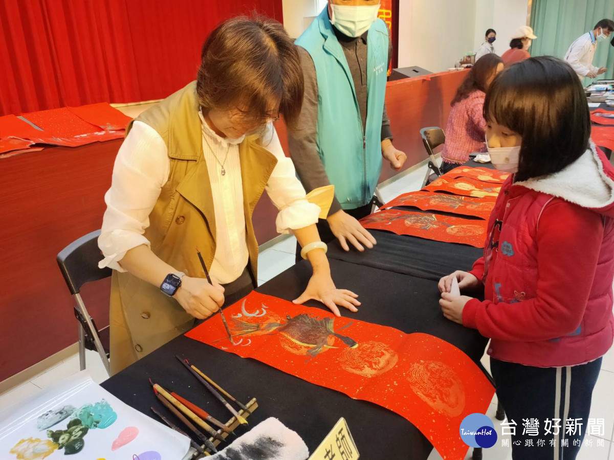 113年度中部四縣市「甲辰年福龍迎祥揮毫」開筆及贈送春聯、年畫活動。圖/記者鄧富珍攝