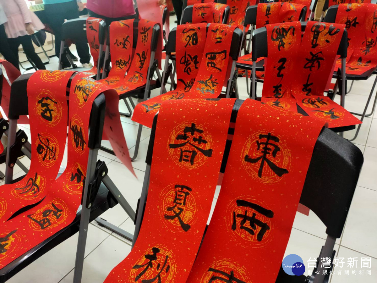 113年度中部四縣市「甲辰年福龍迎祥揮毫」開筆及贈送春聯、年畫活動。圖/記者鄧富珍攝