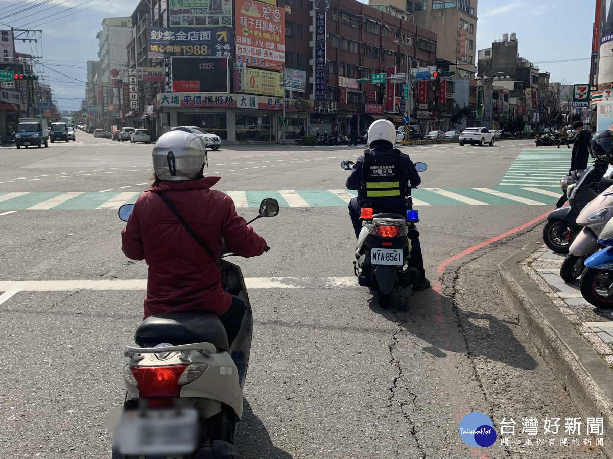 騎車出門突忘回家路,暖心所長護老婦返家。