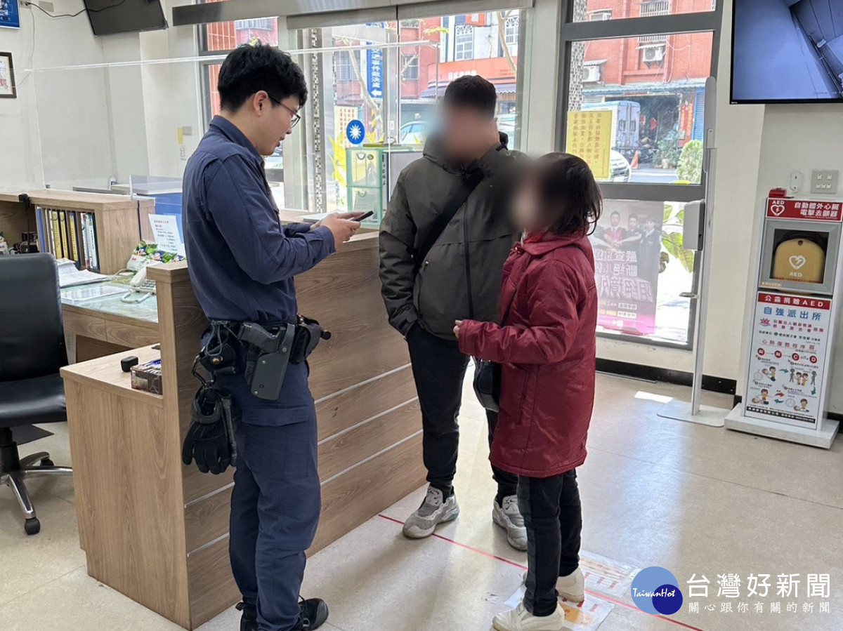 騎車出門突忘回家路,暖心所長護老婦返家。