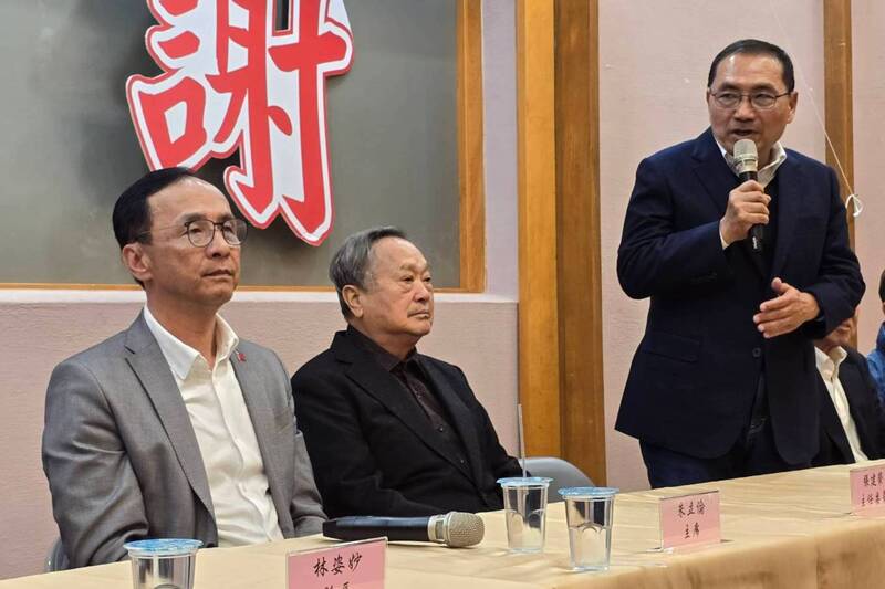 朱立倫(左)與新北市長侯友宜(右)29日晚間到宜蘭縣議會參加2024總統立委大選感恩茶會。中央社