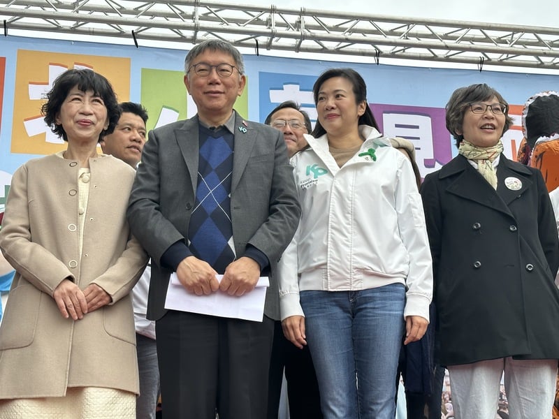 吳欣盈(前右2)27日與柯文哲(前左2)、陳佩琪(前左)、蔡壁如(右)等同台出席中部小草感恩見面會。中央社