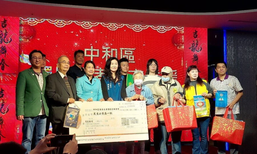 圖／中和區公所為讓長輩感受年節的氛圍，今（30）日在狀元樓晶豪宴會館舉辦獨居長者歲末送暖圍爐餐會。（中和區公所提供）