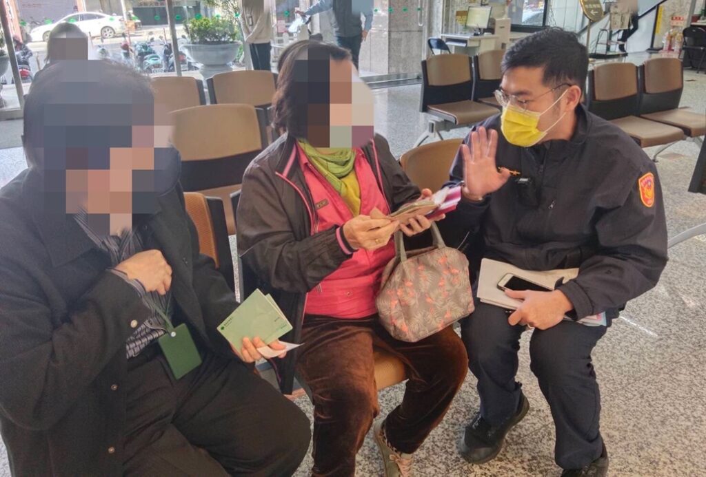 ▲圖說：賴姓老婦遭到「猜猜我是誰」詐騙，員警聯繫到兒子，當場拆穿騙局 （圖／台中市政府提供）