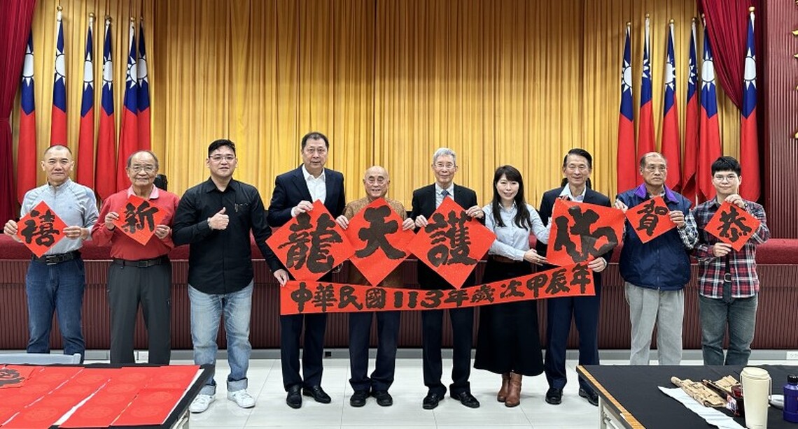 高市警局舉辦「大筆一揮、好運攏來」 書畫名家揮毫贈春聯活動