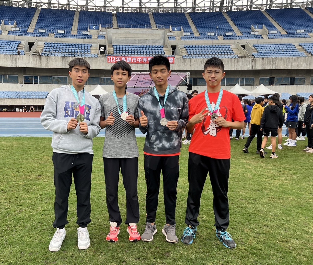 ▲後勁國中男子1600公尺接力競賽改寫校史新紀錄。(高雄市政府教育局提供)