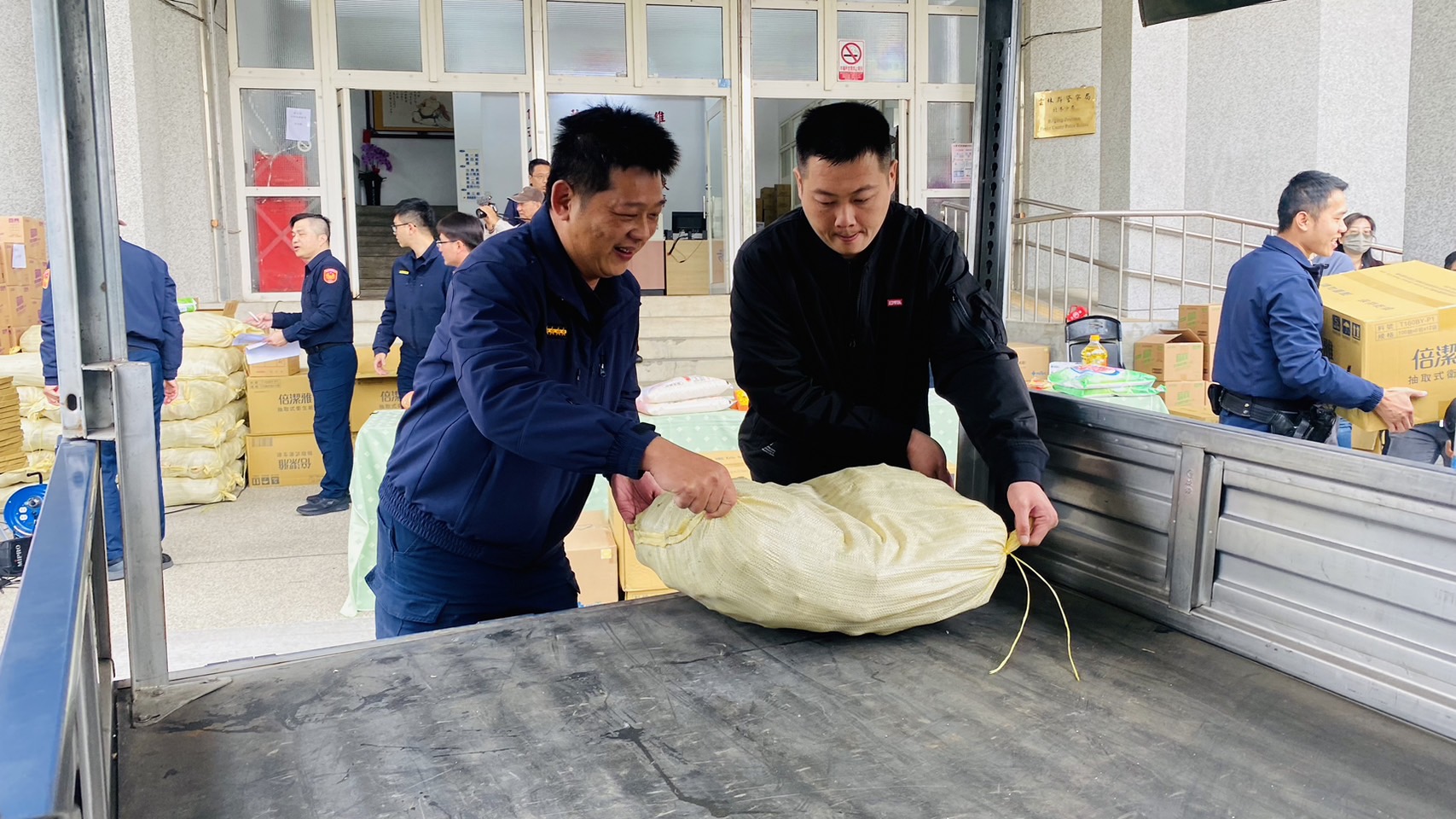▲北港分局透過與各相關單位共同合作，將社區關懷網絡建置完善，且把社會愛心傳播到需要幫助的地方，讓弱勢族群可以獲得實質幫助。(記者陳雅琪攝)