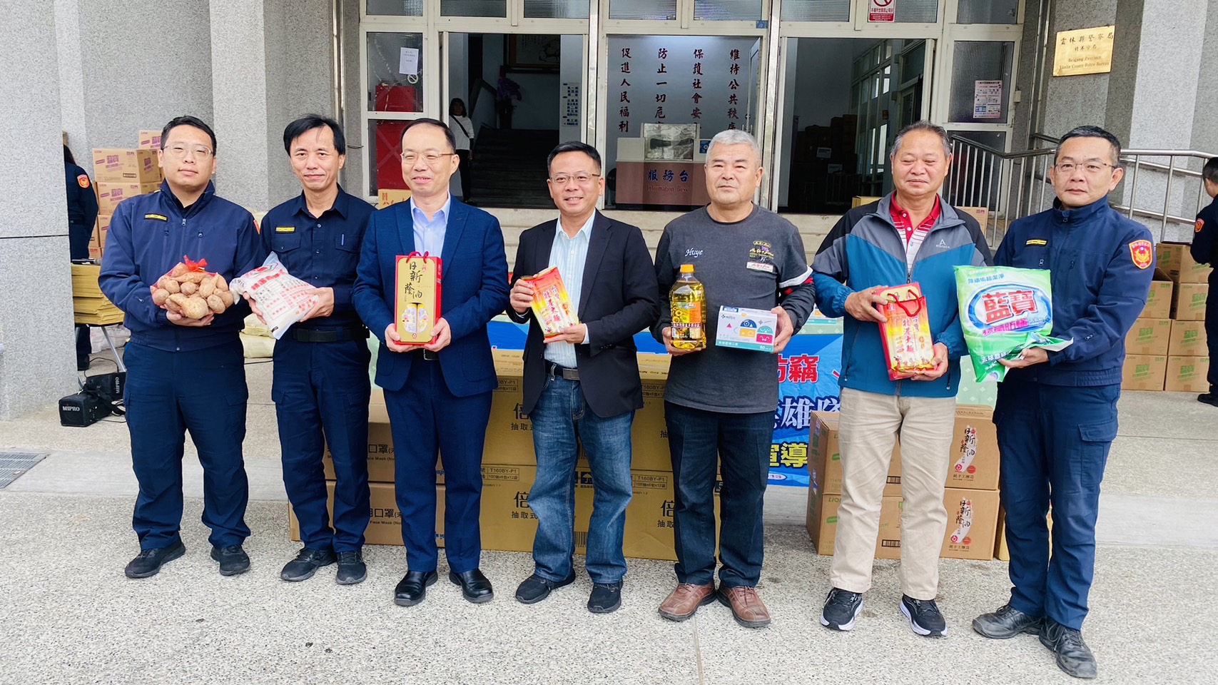 ▲北港分局今（30）日與蔡岳儒議員、北港警察志工中隊長黃鴻祺、義交中隊長林文彬等人在歲末齊獻愛心，發放給北港、水林、口湖3鄉鎮300戶的獨居長輩及低收入戶家庭白米、沙拉油等日常生活用品。(記者陳雅琪攝)