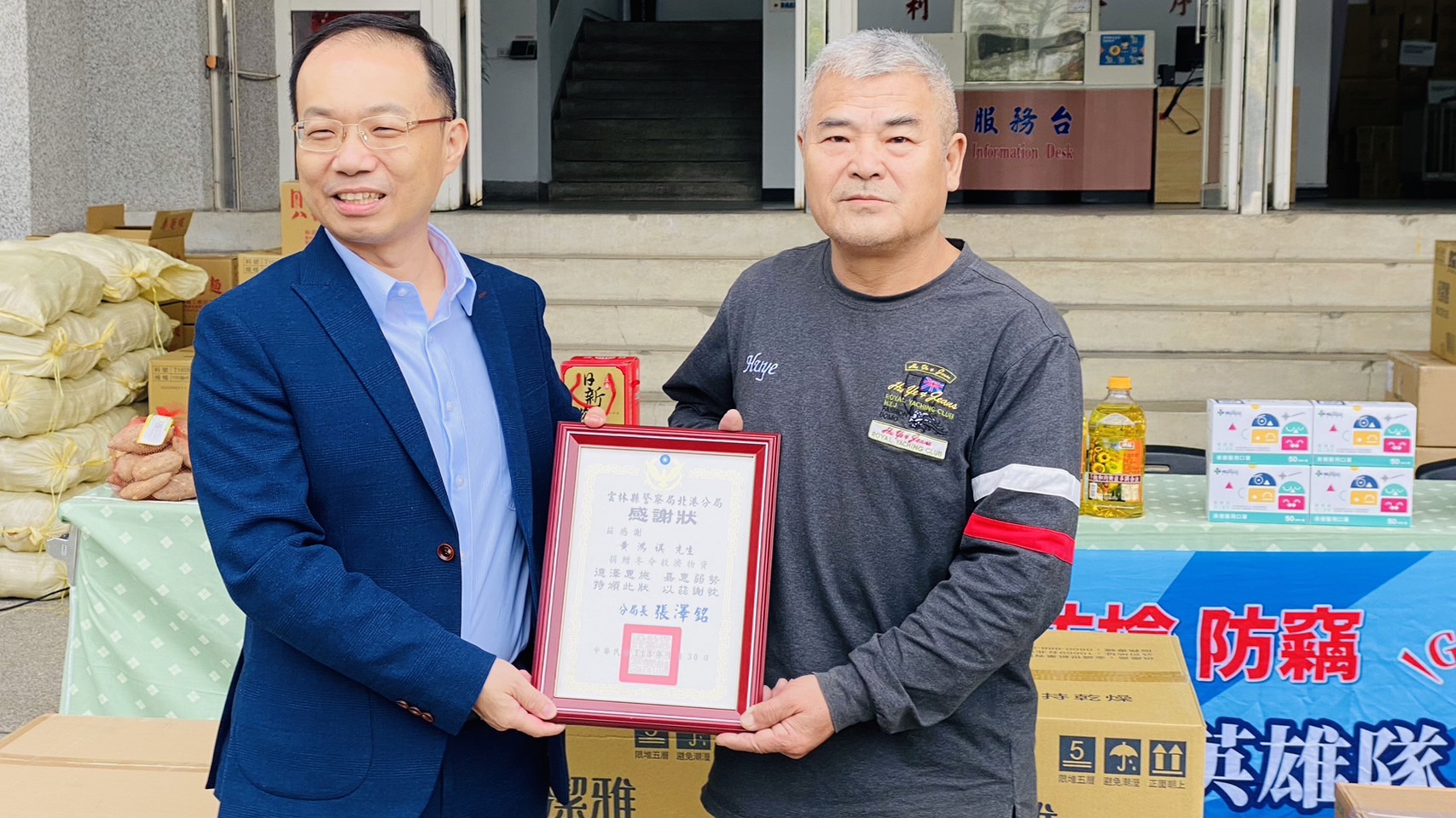 ▲雲林縣志工副理事長黃鴻祺說，冬令濟貧活動的緣由來自於99年初他參加上游廠商提供的抽獎活動，意外獲得新台幣現金10萬元，幸運的他當時就發願，要將這筆錢幫助弱勢，善行持續迄今。(記者陳雅琪攝)
