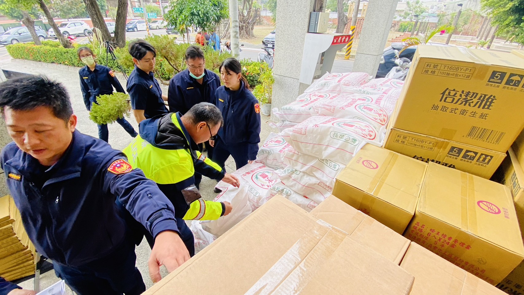 ▲北港分局結合民間寒冬送暖活動已持續15年，本次特別邀集蔡岳儒議員、北港警分局、雲林縣志工理事黃鴻祺，集結在分局廣場，舉行「寒冬送暖關懷弱勢」活動。(記者陳雅琪攝)