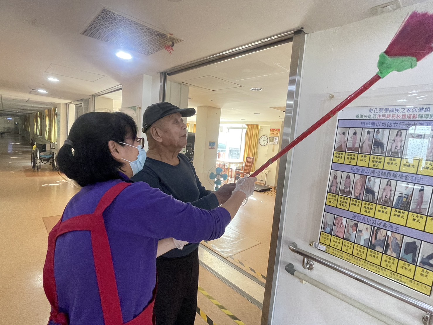 ▲為迎接一個乾淨、溫馨的農曆春節,彰化榮家展開了環保大掃除活動,以清淨的生活環境迎接歡樂金龍年。(記者張溎壕攝)