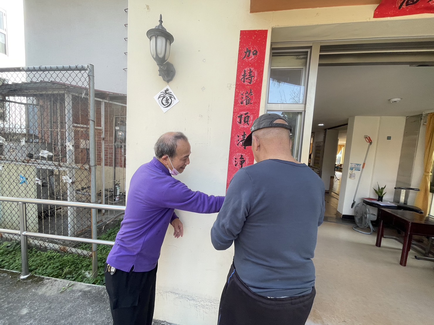 ▲為迎接一個乾淨、溫馨的農曆春節，彰化榮家展開了環保大掃除活動，以清淨的生活環境迎接歡樂金龍年。（記者張溎壕攝）