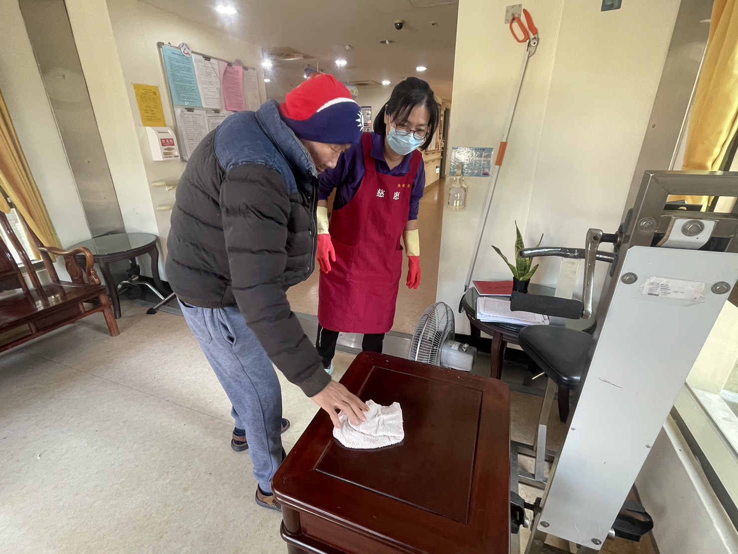 ▲為迎接一個乾淨、溫馨的農曆春節，彰化榮家展開了環保大掃除活動，以清淨的生活環境迎接歡樂金龍年。（記者張溎壕攝）