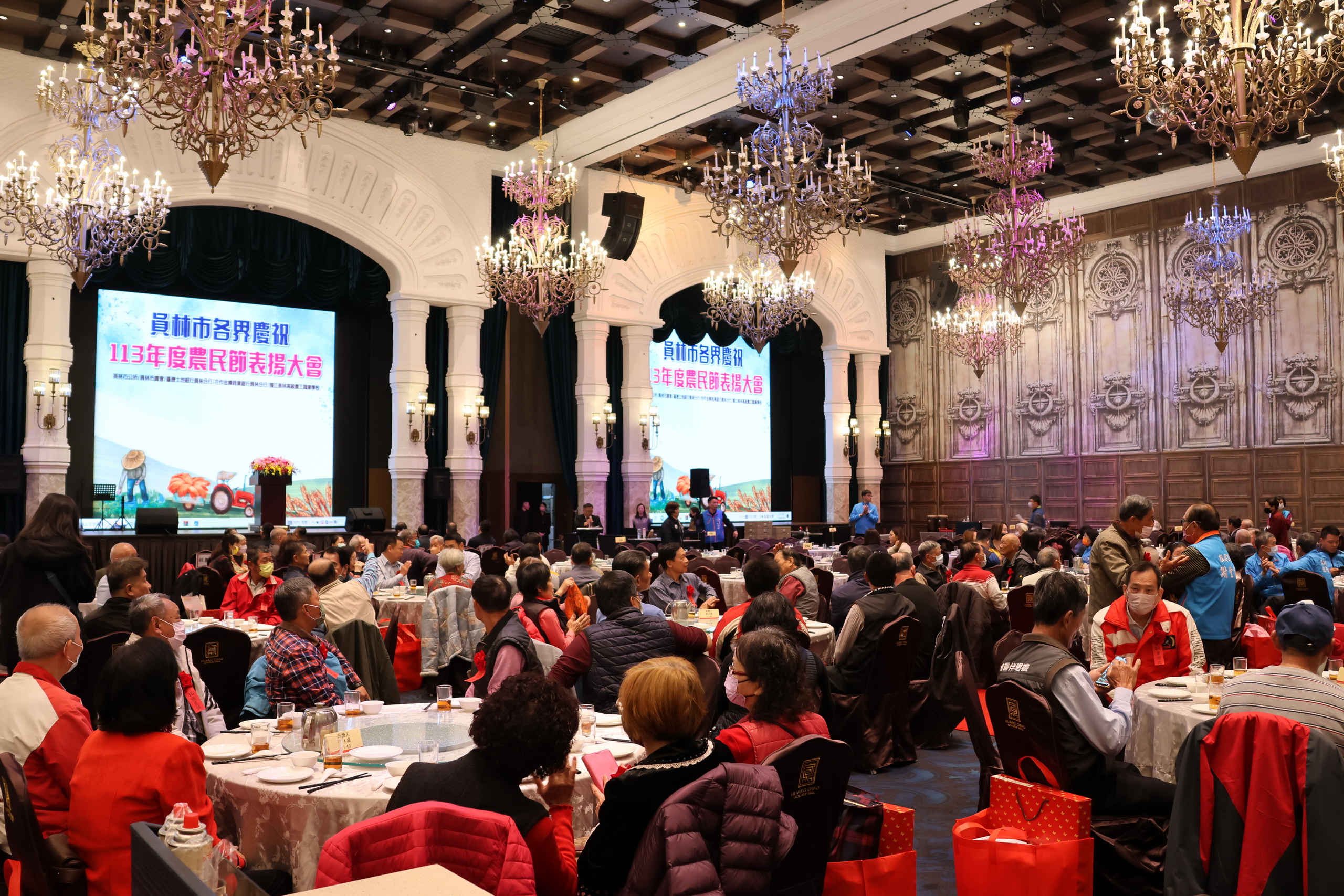 ▲員林市辦理各界慶祝農民節表揚大會，員林市長游振雄、彰化縣長王惠美都一致肯定農民對生產優質農產品及推廣上的貢獻與辛勞。（記者張溎壕攝）