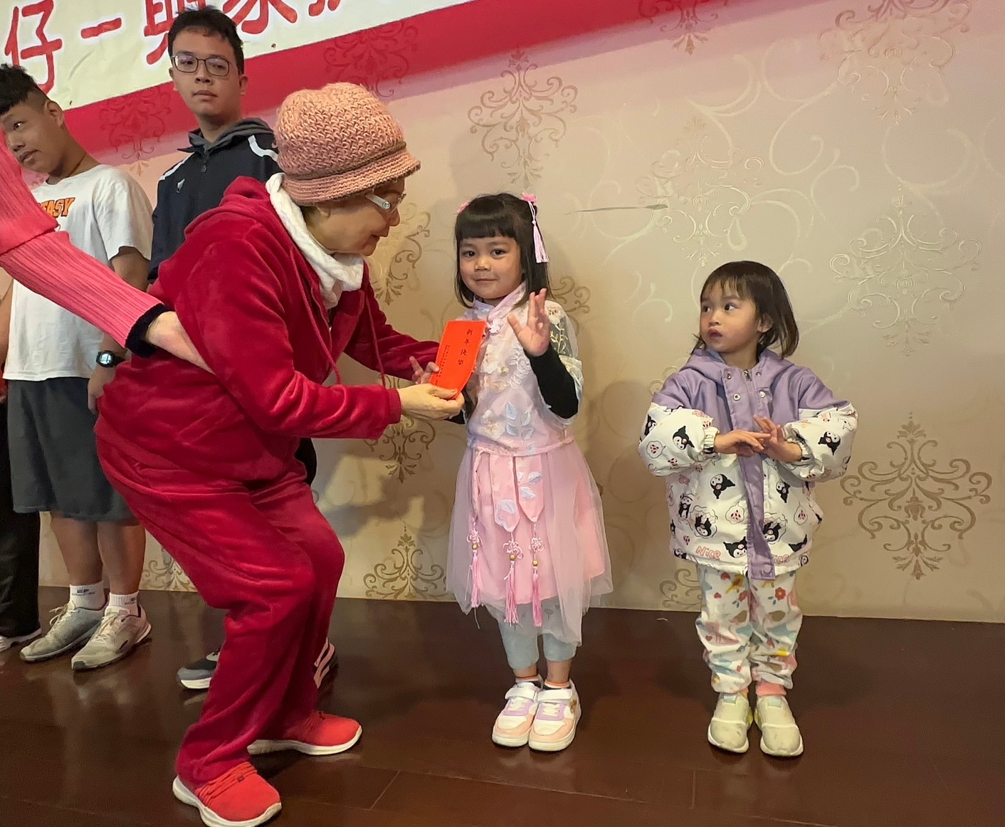 ▲彰化縣新女性關懷協會舉辦「寶貝咱的囝仔~與家扶兒童歡慶團圓活動」，頒發新春紅包及福袋，鼓勵家扶兒努力向學。（記者張溎壕攝）