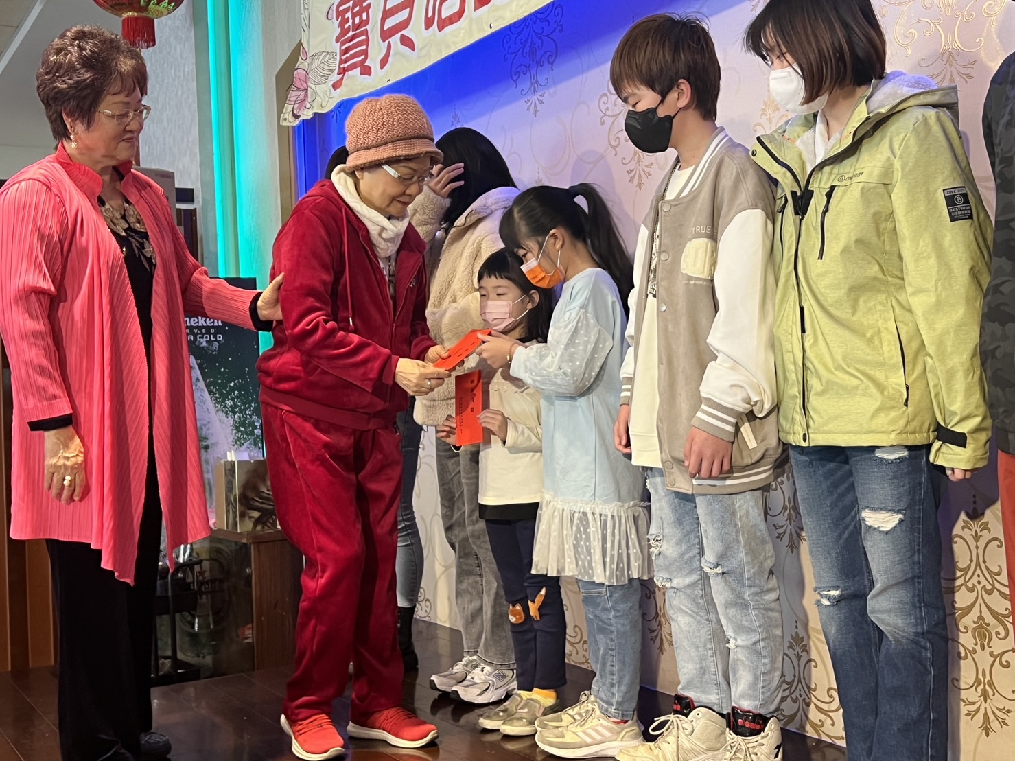 ▲彰化縣新女性關懷協會舉辦「寶貝咱的囝仔~與家扶兒童歡慶團圓活動」，頒發新春紅包及福袋，鼓勵家扶兒努力向學。（記者張溎壕攝）
