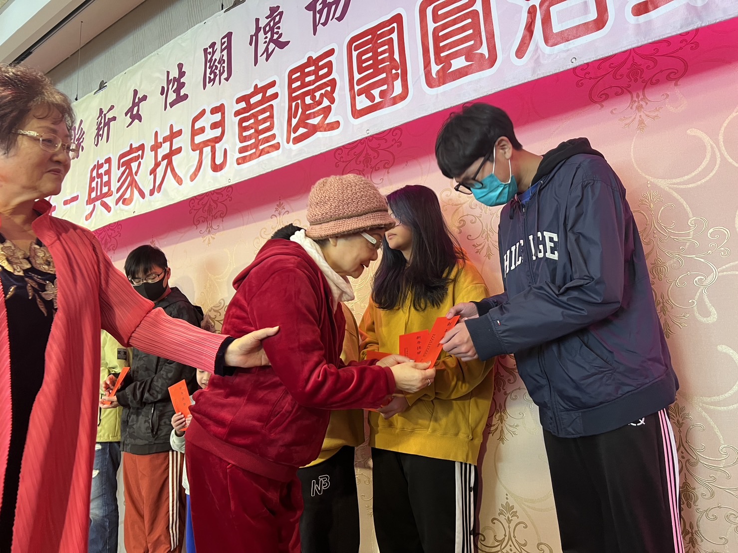 ▲彰化縣新女性關懷協會舉辦「寶貝咱的囝仔~與家扶兒童歡慶團圓活動」，頒發新春紅包及福袋，鼓勵家扶兒努力向學。（記者張溎壕攝）