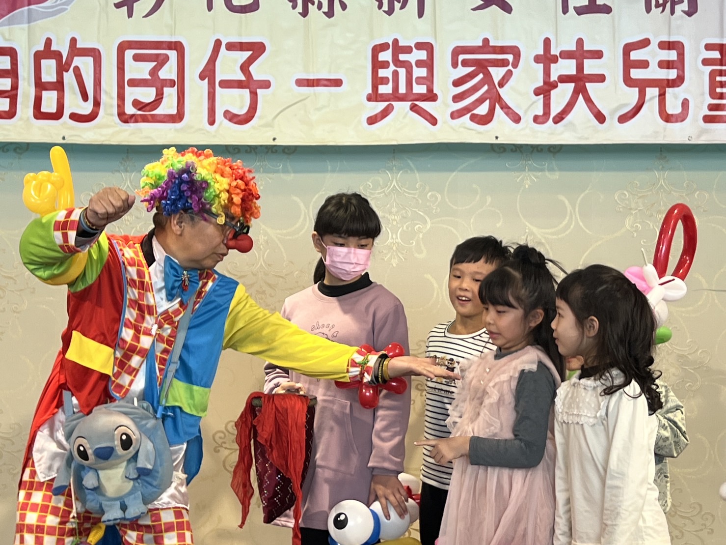 ▲彰化縣新女性關懷協會舉辦「寶貝咱的囝仔~與家扶兒童歡慶團圓活動」，頒發新春紅包及福袋，鼓勵家扶兒努力向學。（記者張溎壕攝）