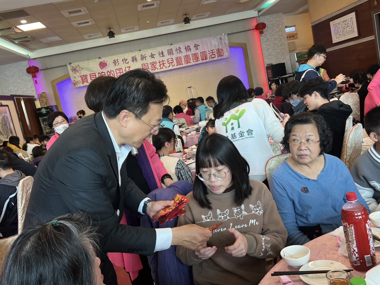 ▲彰化縣新女性關懷協會舉辦「寶貝咱的囝仔~與家扶兒童歡慶團圓活動」，頒發新春紅包及福袋，鼓勵家扶兒努力向學。（記者張溎壕攝）
