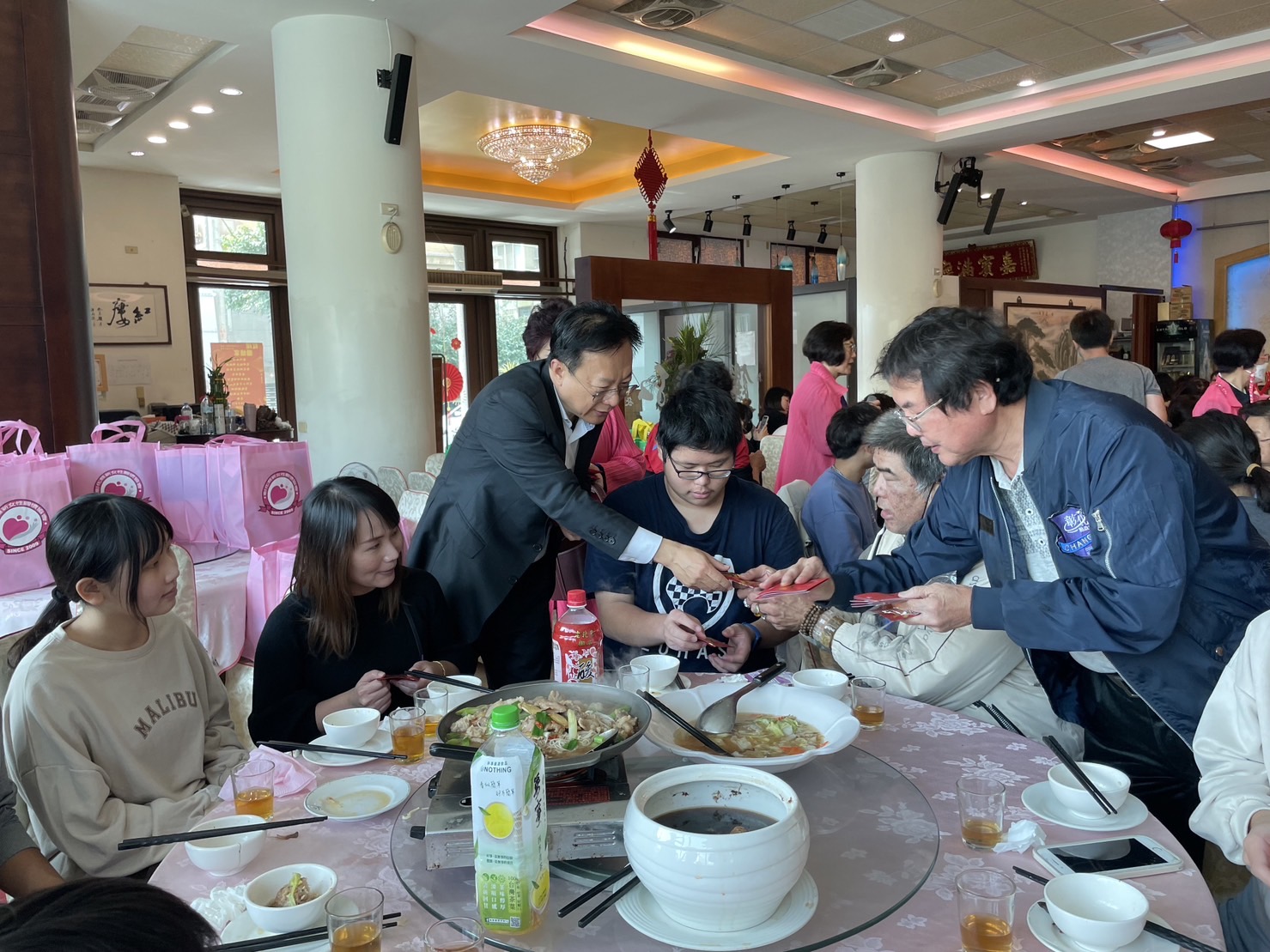 ▲彰化縣新女性關懷協會舉辦「寶貝咱的囝仔~與家扶兒童歡慶團圓活動」，頒發新春紅包及福袋，鼓勵家扶兒努力向學。（記者張溎壕攝）