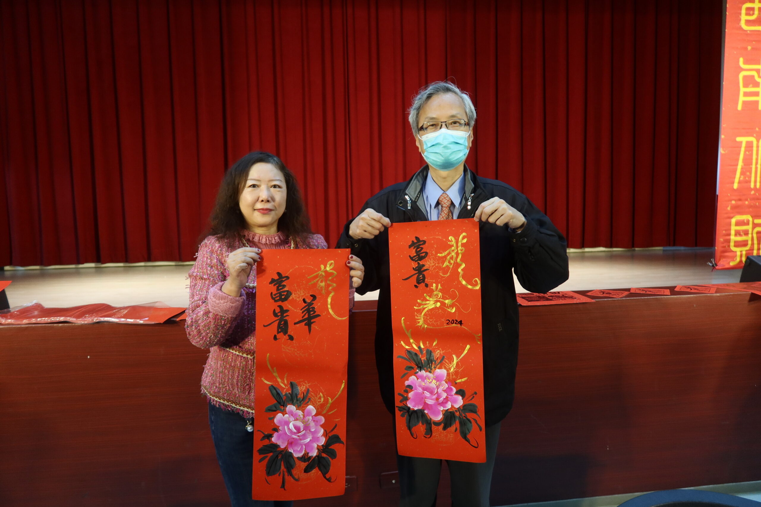 ▲彰化生活美學館邀請11位書畫名家現場揮毫，為民眾客製化專屬春聯。（記者張溎壕攝）