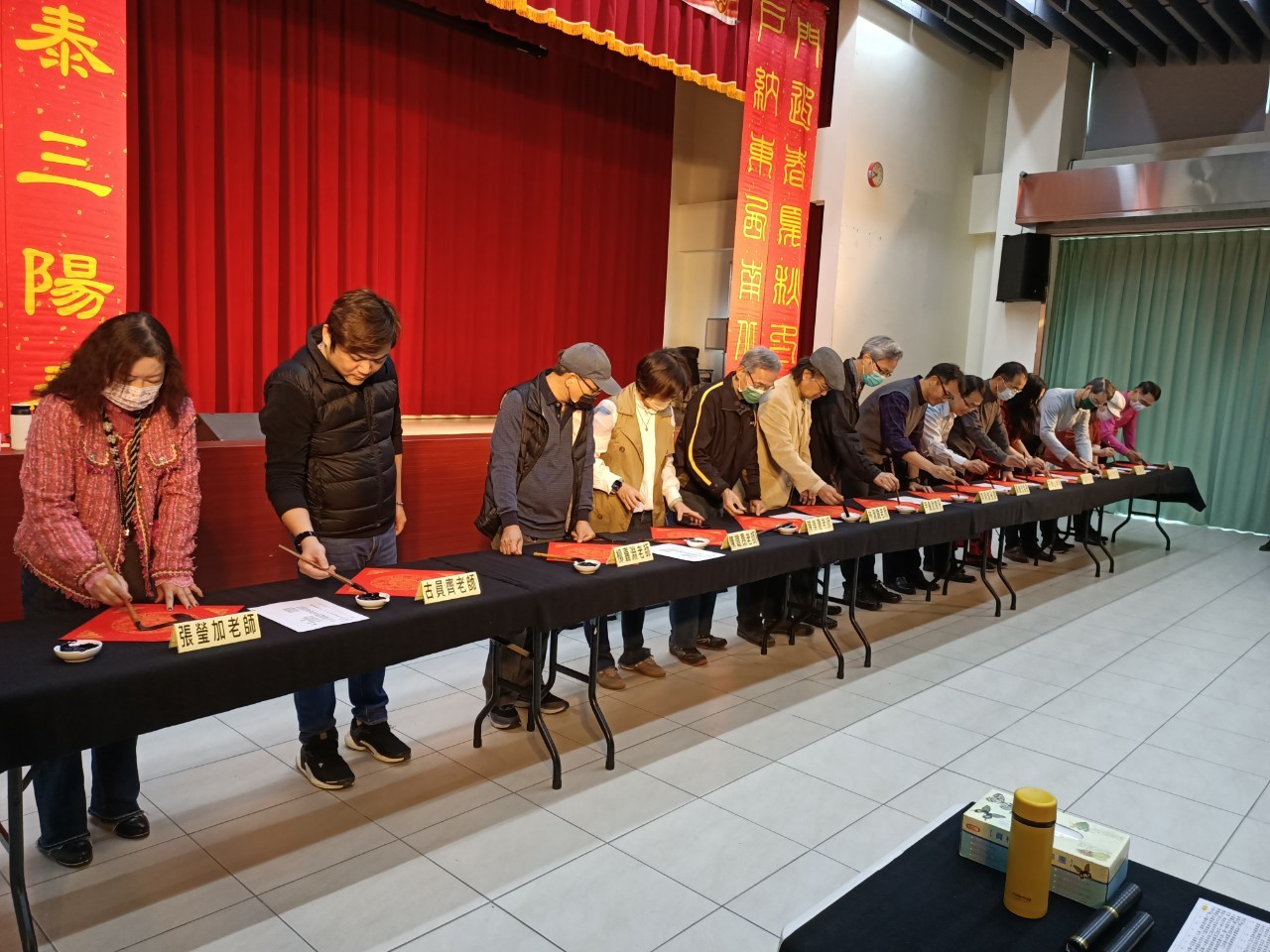 ▲彰化生活美學館邀請11位書畫名家現場揮毫，為民眾客製化專屬春聯。（記者張溎壕攝）