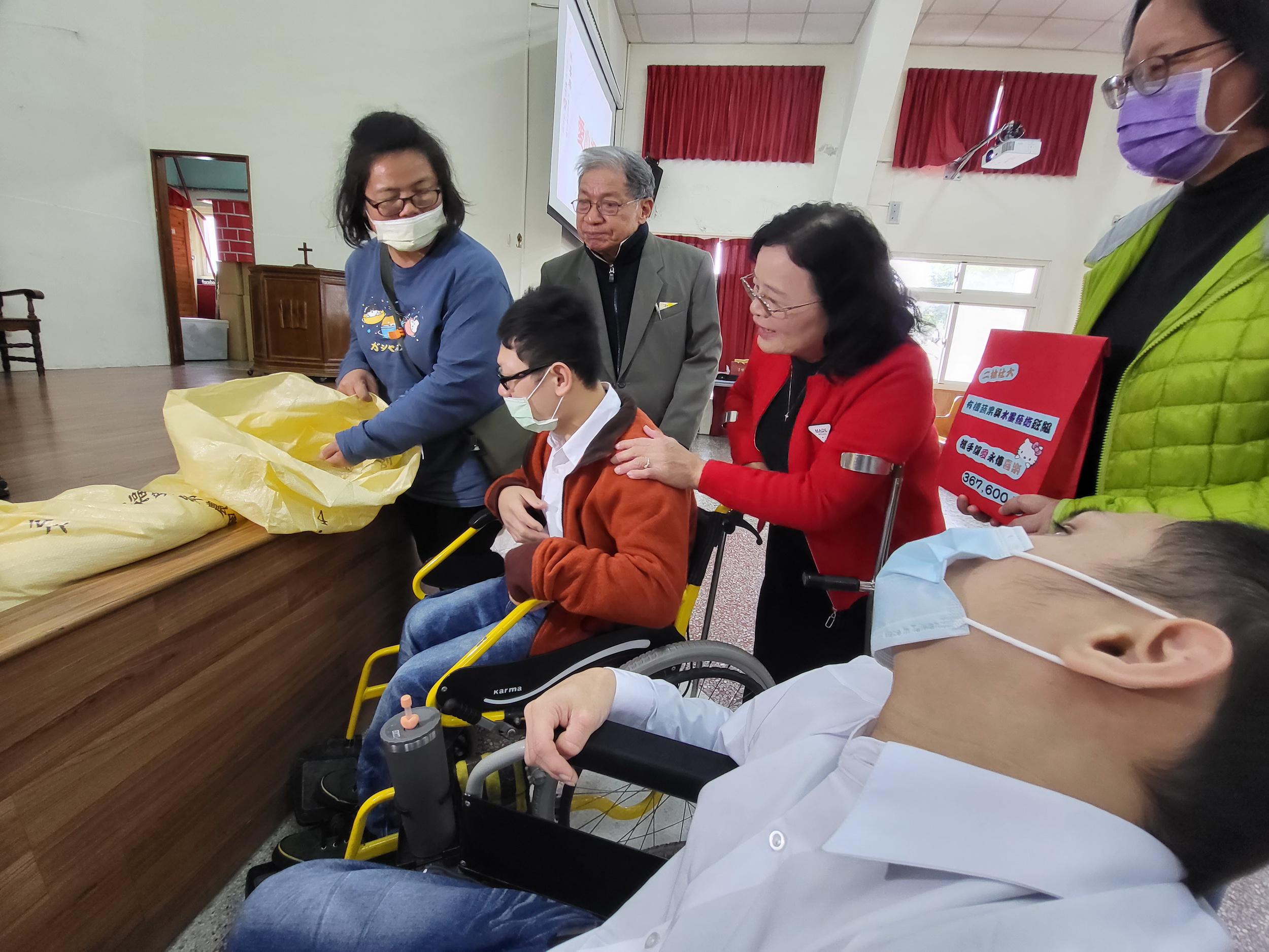 ▲二林社區大學和社大的有機蔬果班慷慨捐贈關懷金二林喜樂保育院，溫暖弱勢院生和家屬的心，喜樂保育院生表演迎賓的輪椅舞。（記者張溎壕攝）