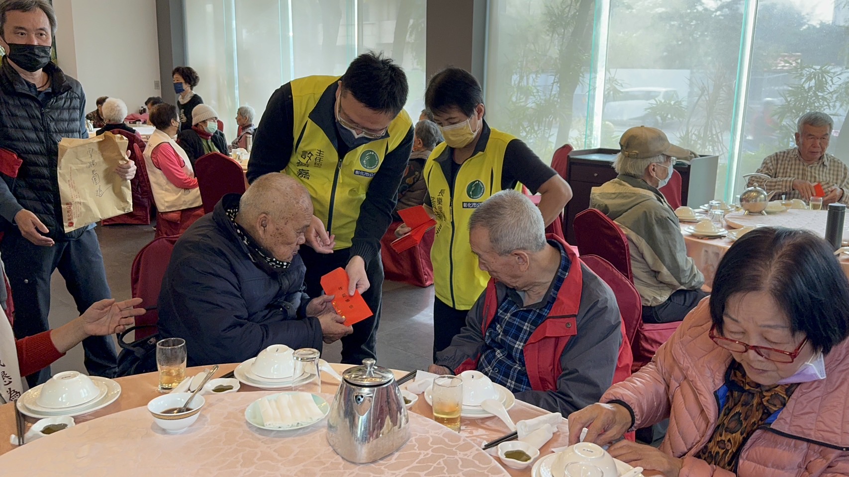 ▲彰化市公所舉辦「寒冬送暖關懷獨居長者餐會」,為受邀長者提供了免費,同時致贈每位長者500元的春節禮金。(記者張溎壕攝)