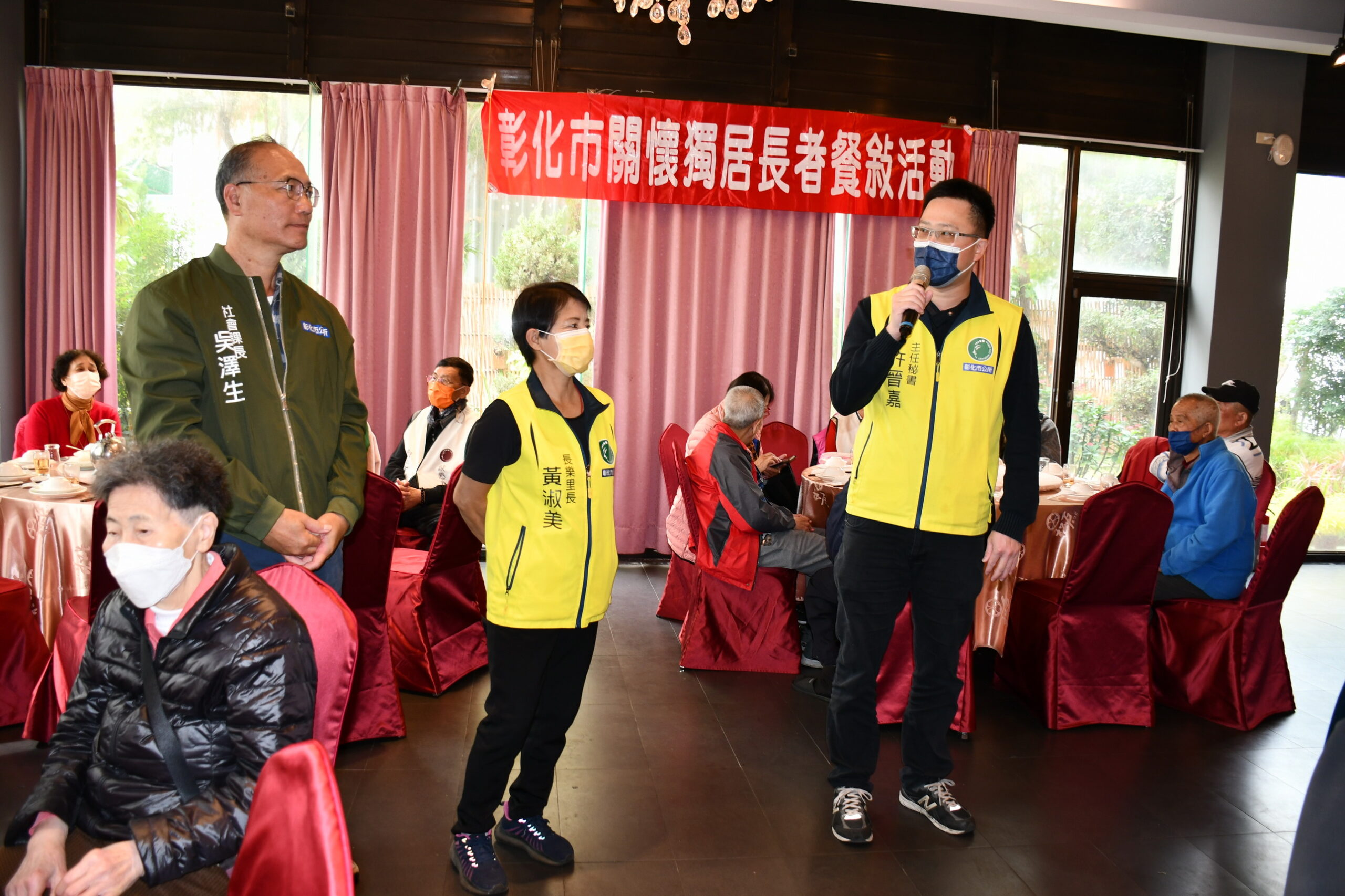 ▲彰化市公所舉辦「寒冬送暖關懷獨居長者餐會」，為受邀長者提供了免費，同時致贈每位長者500元的春節禮金。（記者張溎壕攝）