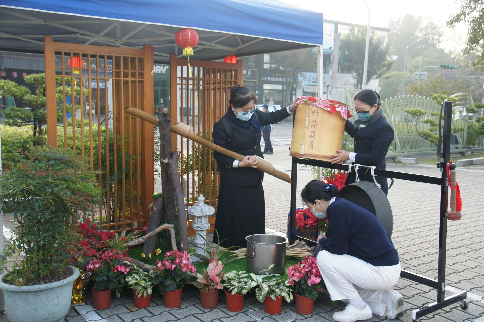 在感恩戶來到之前,師長和師兄師姊們積極布置現場,呈現過年的氣氛。