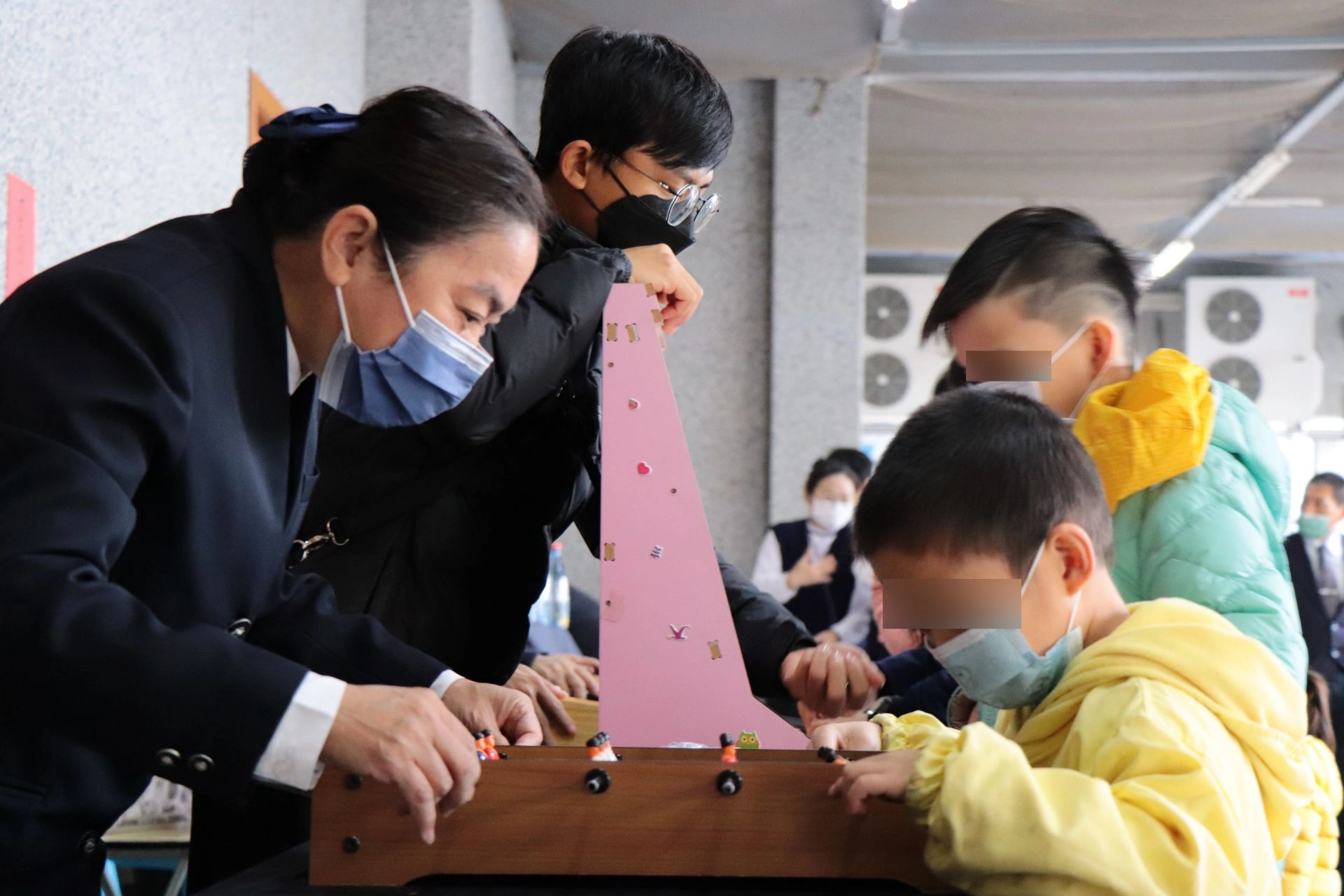 慈中幼兒園園長陪小孩玩起手足球,考驗手眼協調的反應能力。