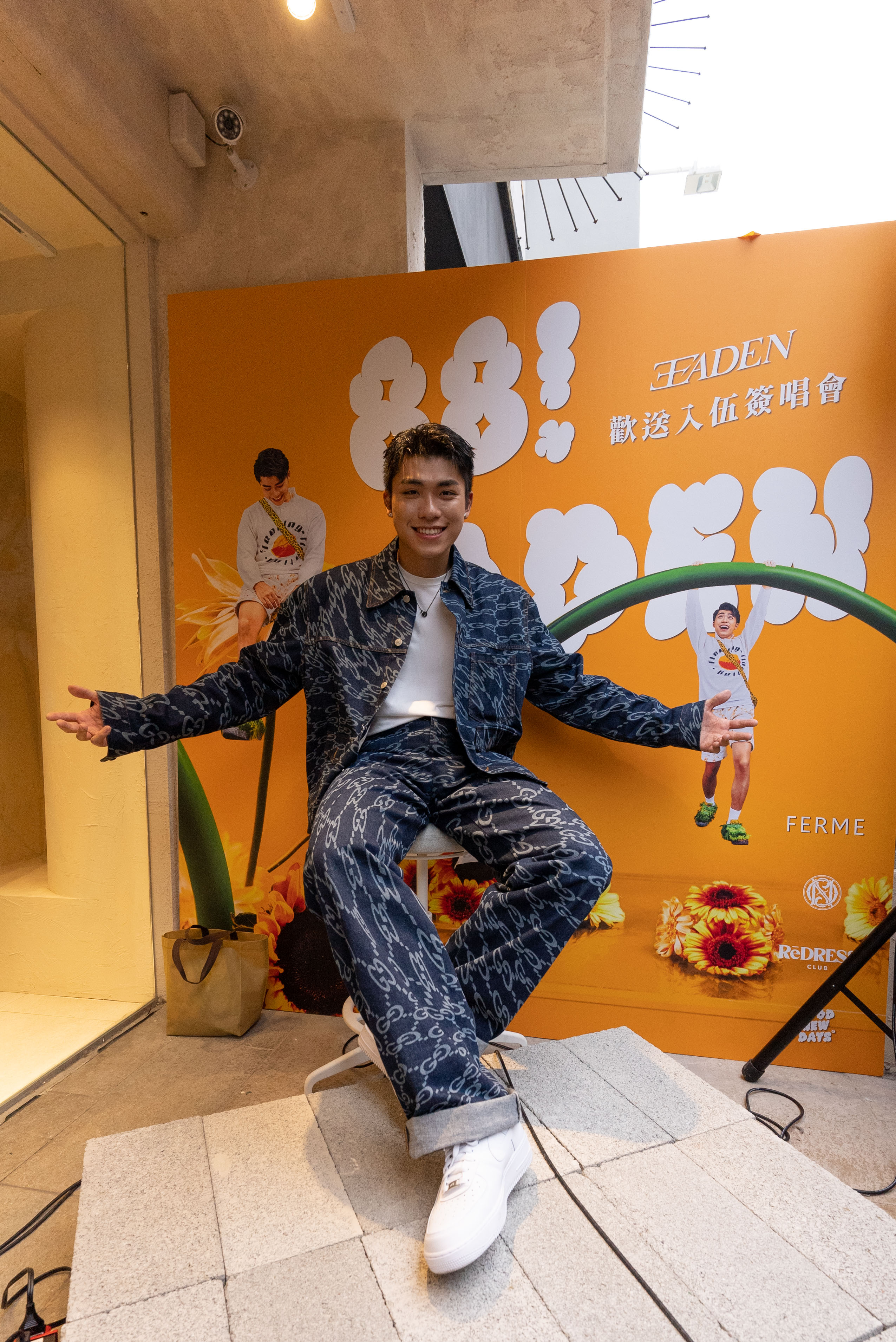 王ADEN龍年開春高唱從軍樂 簽唱會上演「剃光頭實境秀」