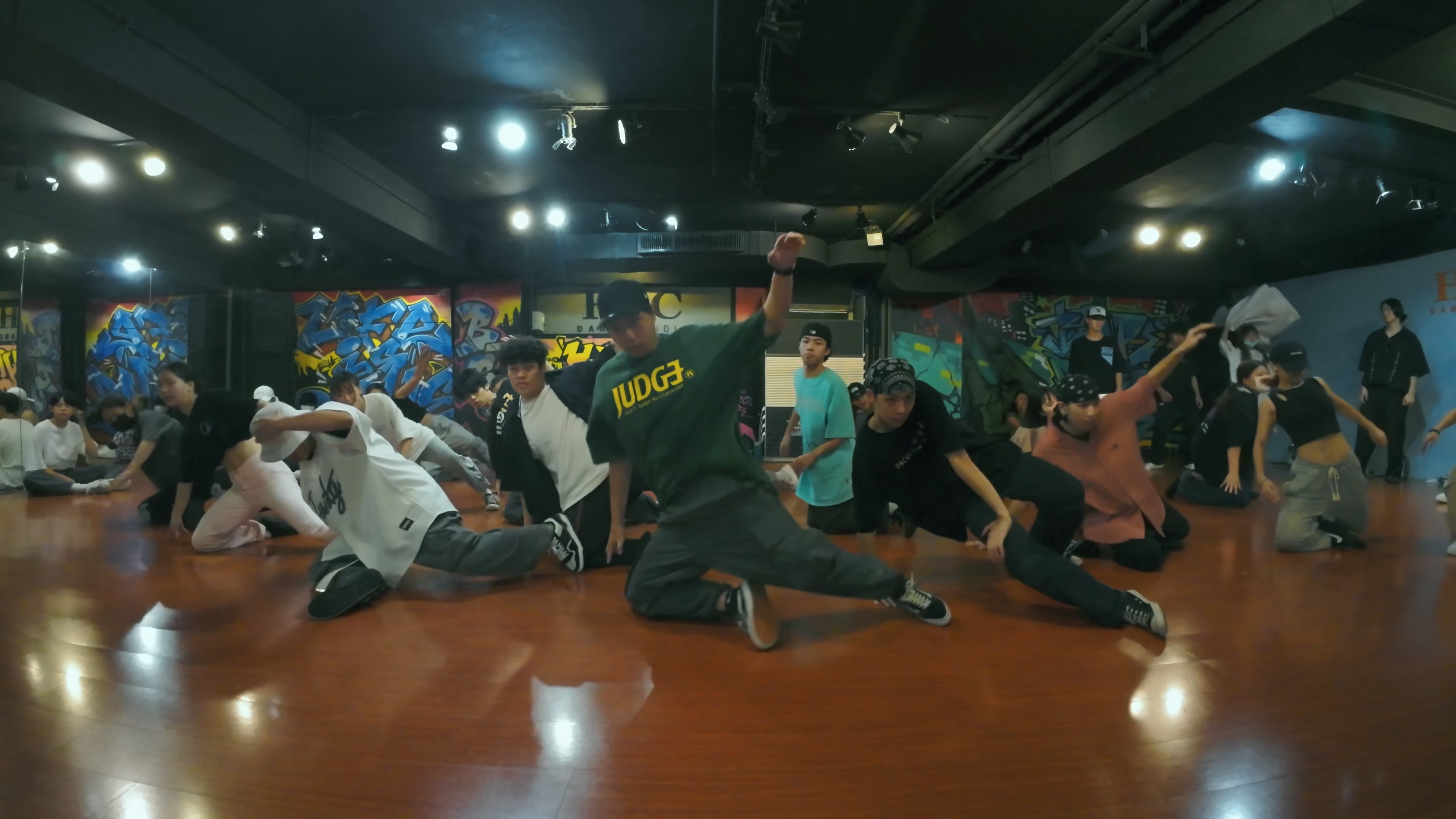 崇右影藝×HRC專班的街舞團隊同學,專心在教練指導下進行排練,上課。(圖/崇右影藝科大提供)