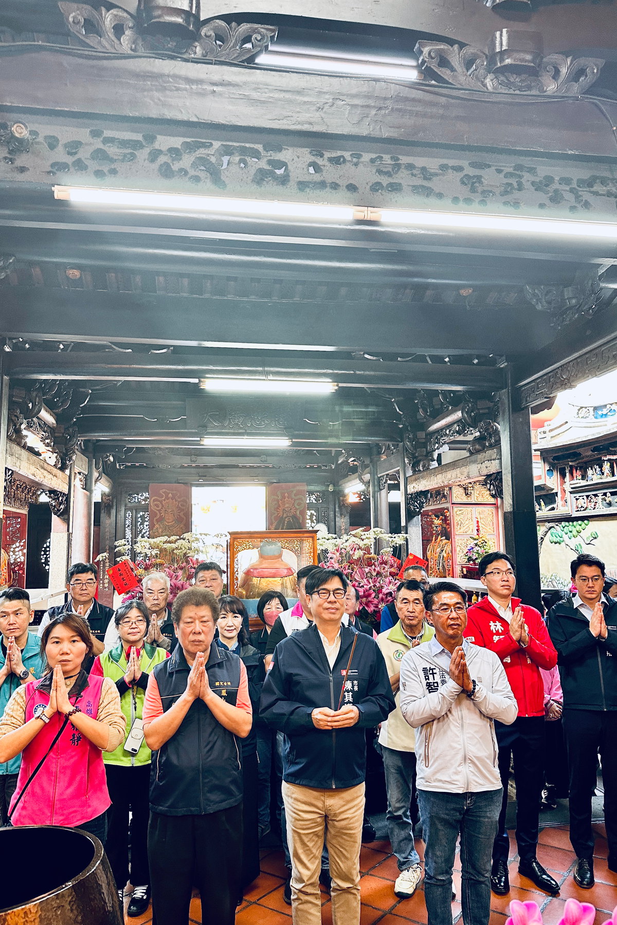 走春拜廟發放小紅包　陳其邁邀民眾與小鴨一同體驗高雄十年蛻變