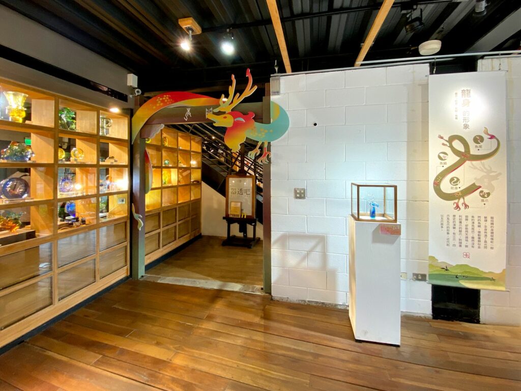 展場設置「龍門」,搭配「魚躍龍門」故事,民眾在觀展時先穿過龍門變成龍,在新春討個好彩頭。